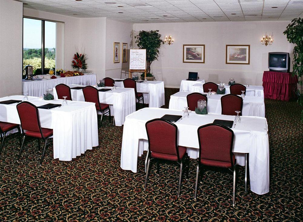 Ramada By Wyndham Greensburg Hotel & Conference Center Zewnętrze zdjęcie
