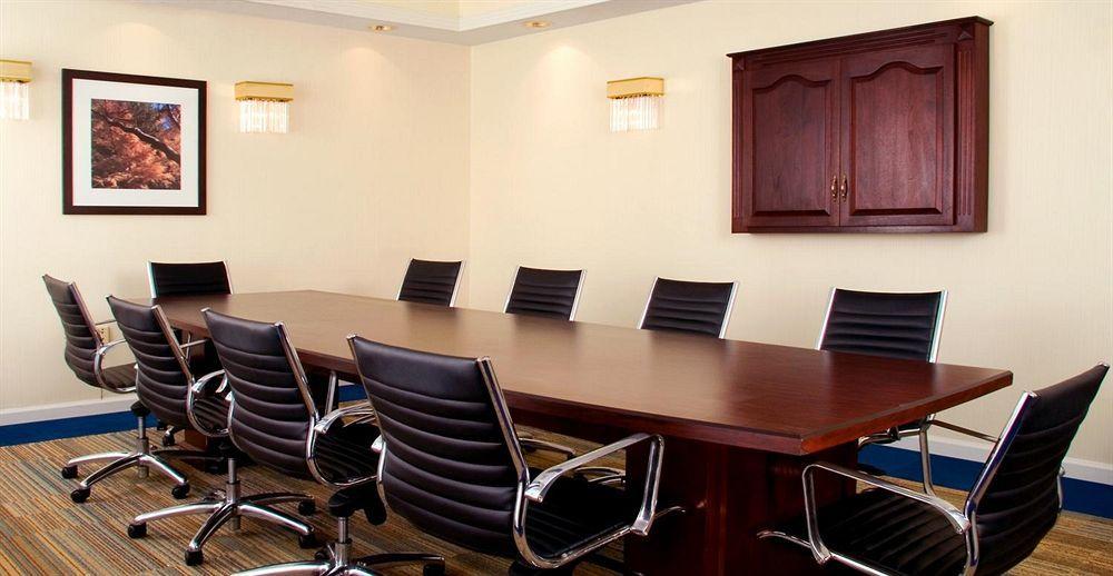 Ramada By Wyndham Greensburg Hotel & Conference Center Zewnętrze zdjęcie