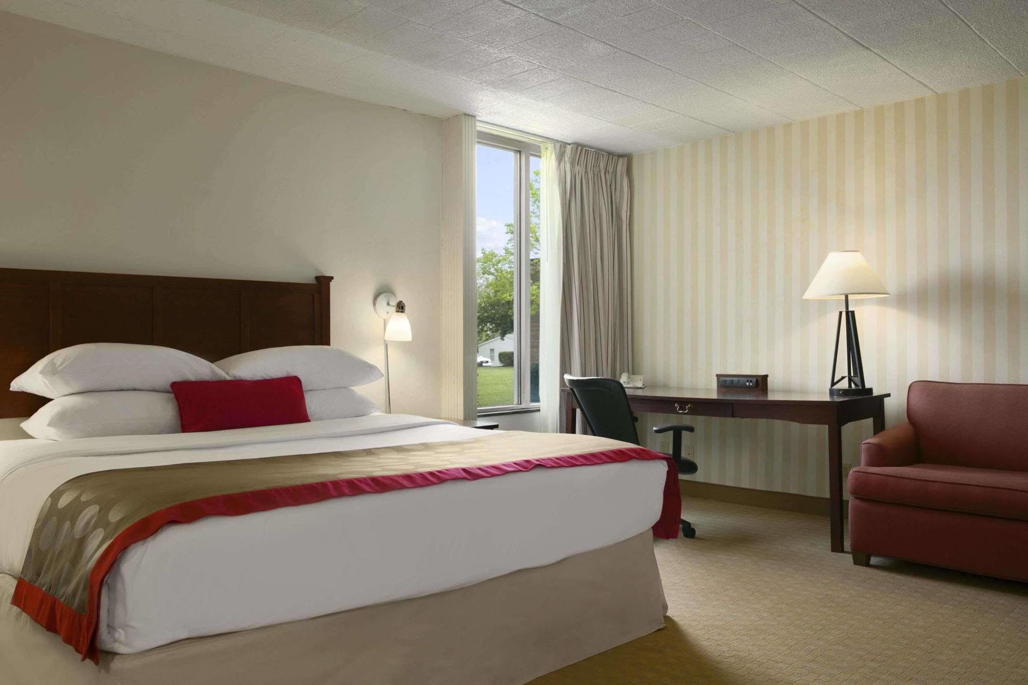 Ramada By Wyndham Greensburg Hotel & Conference Center Zewnętrze zdjęcie