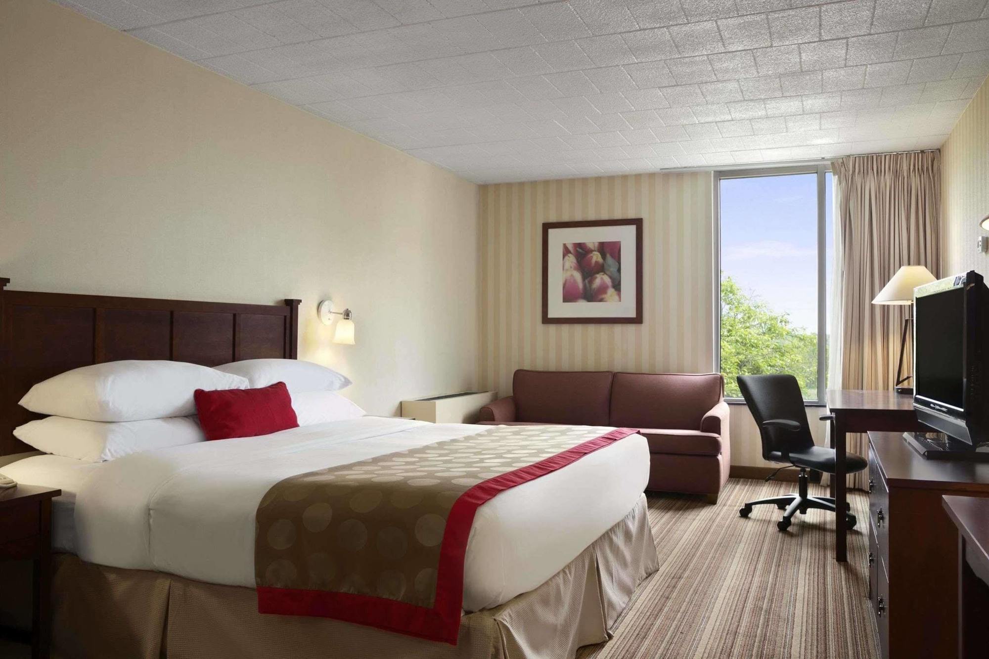 Ramada By Wyndham Greensburg Hotel & Conference Center Zewnętrze zdjęcie