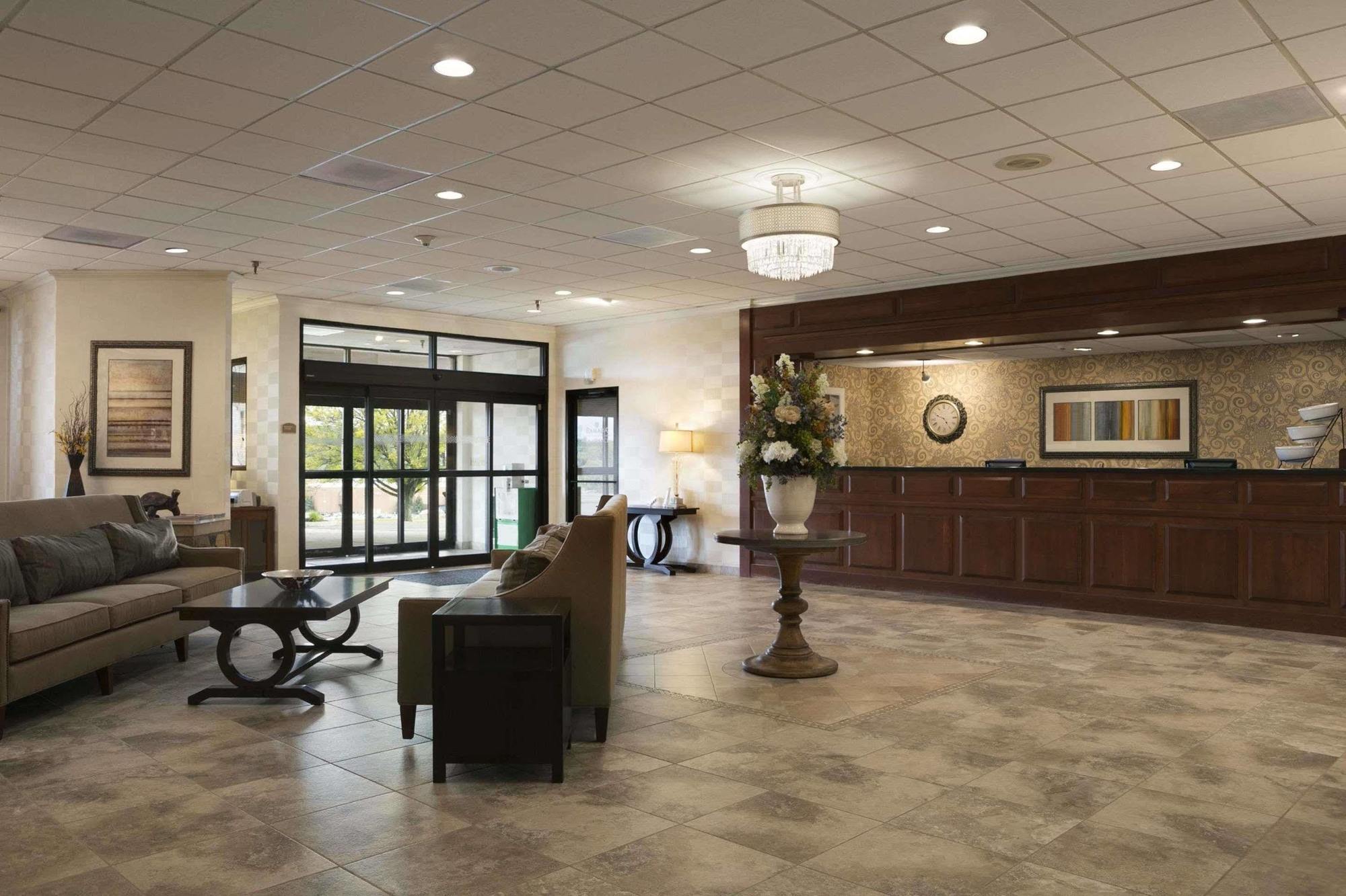 Ramada By Wyndham Greensburg Hotel & Conference Center Zewnętrze zdjęcie