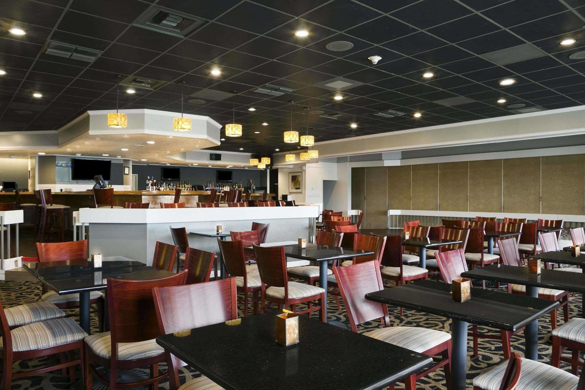 Ramada By Wyndham Greensburg Hotel & Conference Center Zewnętrze zdjęcie