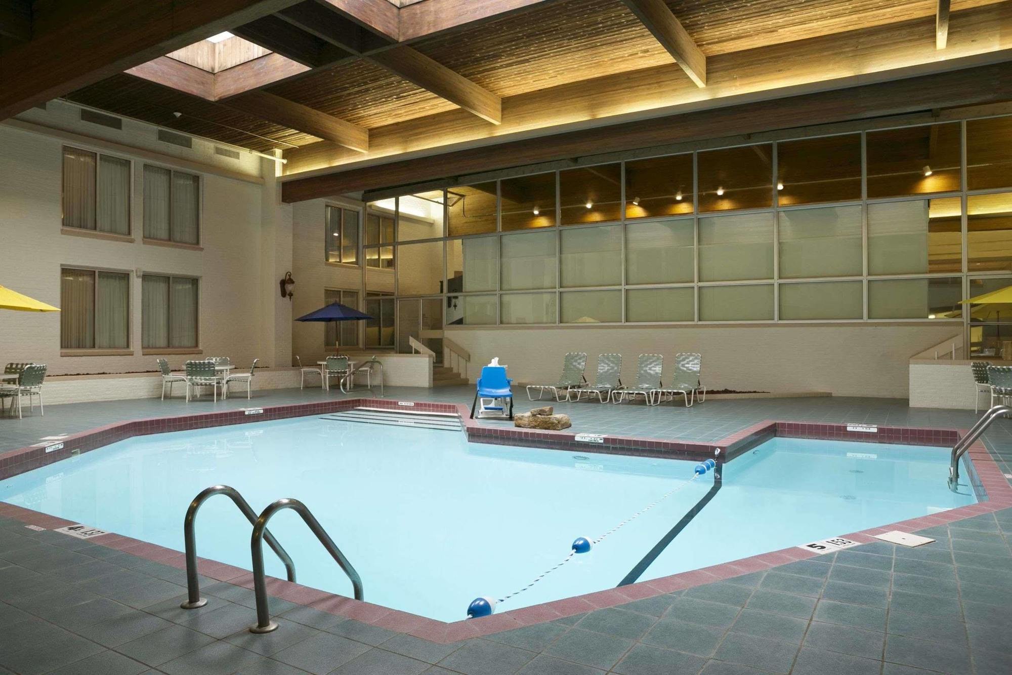 Ramada By Wyndham Greensburg Hotel & Conference Center Zewnętrze zdjęcie