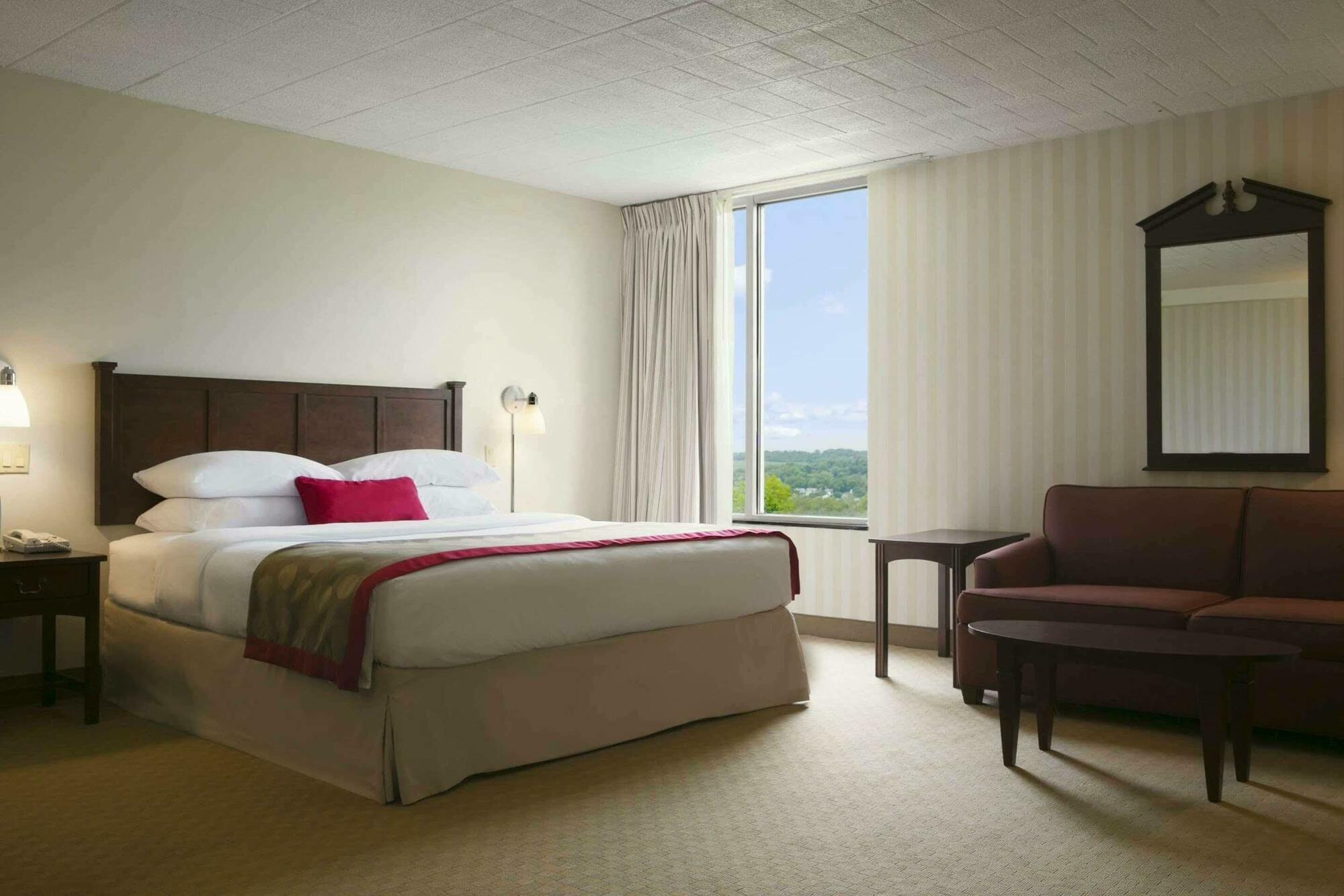 Ramada By Wyndham Greensburg Hotel & Conference Center Zewnętrze zdjęcie